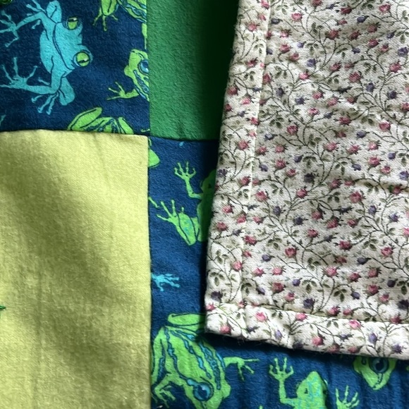 Quilted handmade baby blanket with frogs - Picture 9 of 9